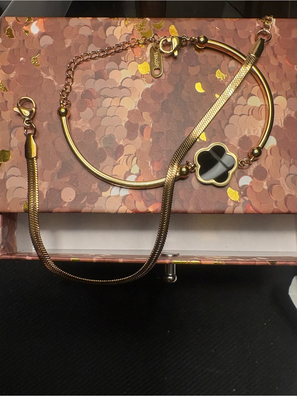 1 Gold-Tone Clover Pendant Women's Bracelet - 1 Gold chain bracelet set of 2
